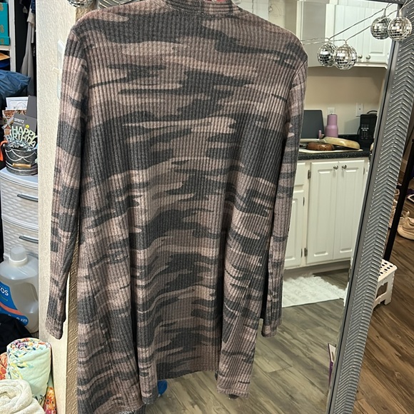 Camo printed long-sleeve cardigan from Buckle - Picture 3 of 3